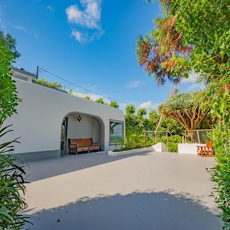 Flores Garden Retreat Дом отдыха *