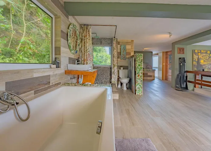 Flores Garden Retreat *