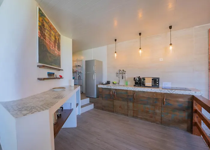 Flores Garden Retreat