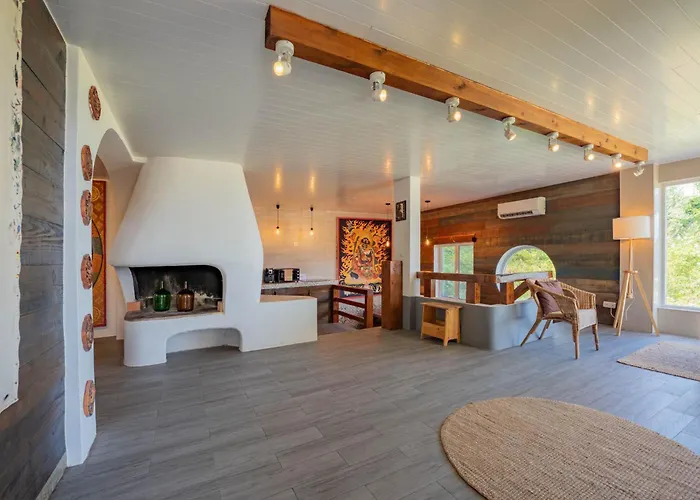 Flores Garden Retreat *