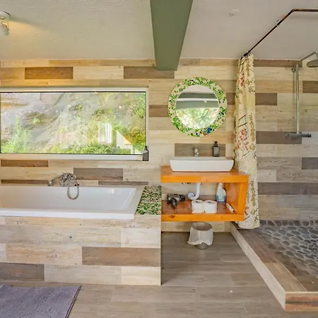 Flores Garden Retreat Holiday home