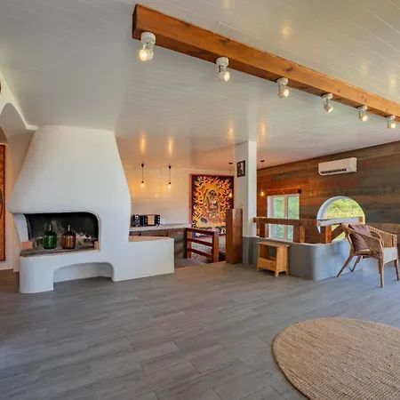 Flores Garden Retreat *
