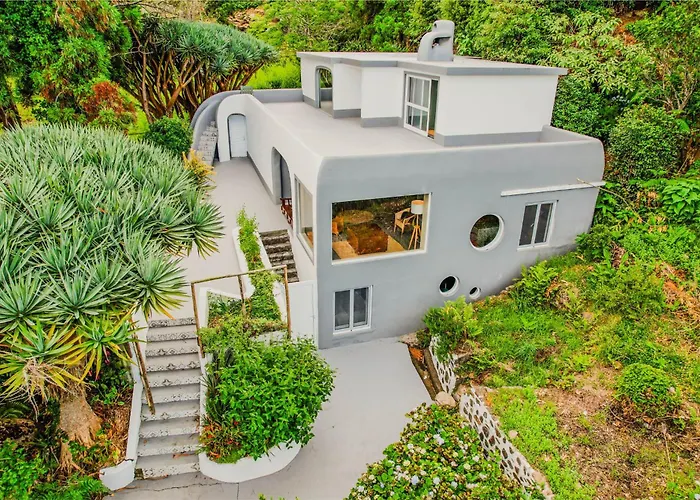 Flores Garden Retreat 펜션