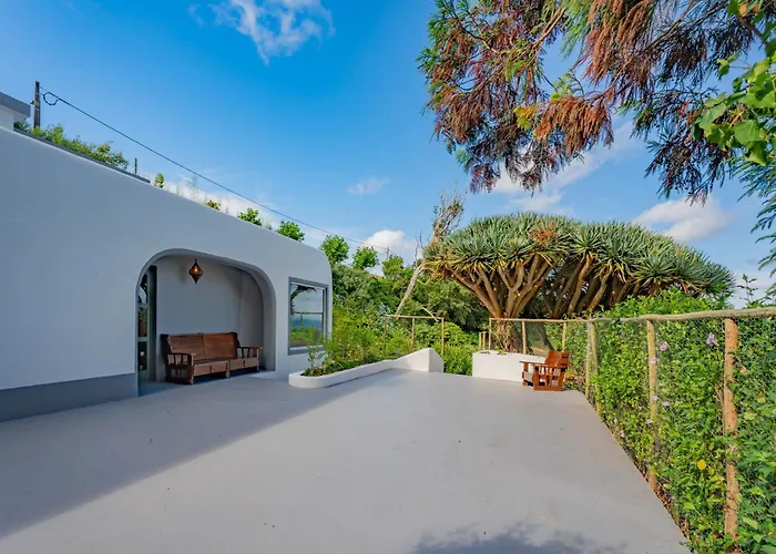 Flores Garden Retreat *